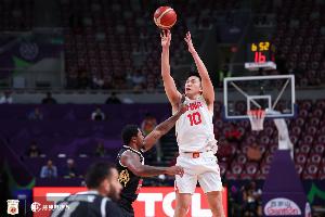 Kaiyun Sports-王俊杰翻身跳投+篮下+追身三分连进3球！杨健：卡梅隆-安东尼啊