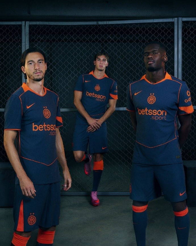 体育APP-国米全新第三球衣亮相：灰橙配色致敬经典Total 90，传承历史迈向未来